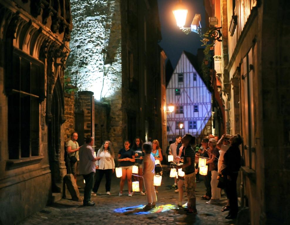 présenter la cité Plantagenêt la nuit ceci est un article sur la cité Plantagenêt et ses magnifiques chimères